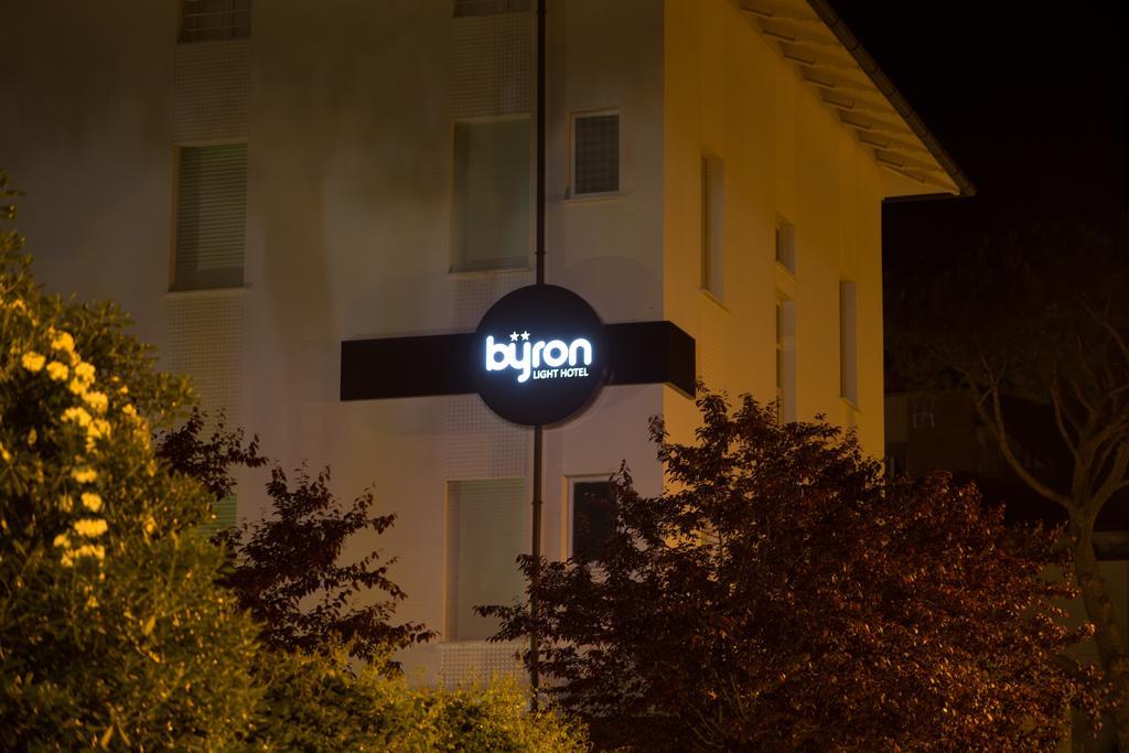 Hotel Byron Solo Per Giovani Риччоне Екстер'єр фото